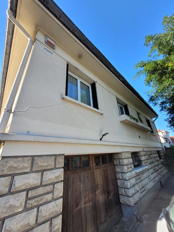 Façade de maison rénovée avec garage