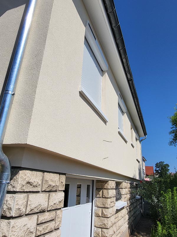 Façade de maison rénovée avec garage, ravalement armé