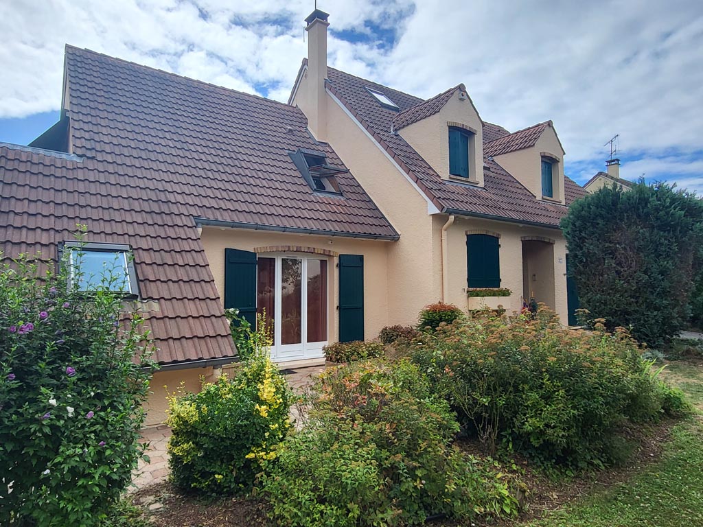 Maison familiale avec jardin fleuri, ravalement armé