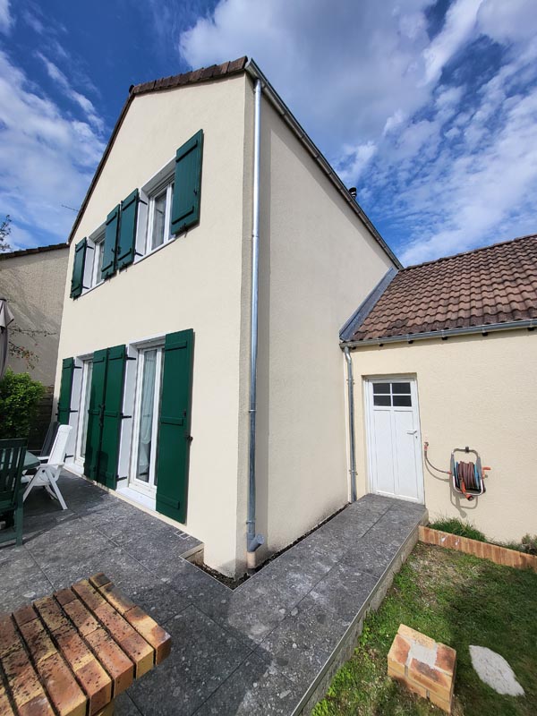 Pavillon moderne avec volets verts, ravalement armé