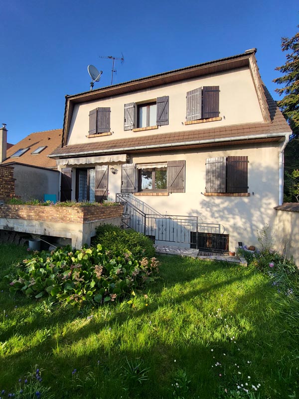 Maison lumineuse sur terrain paysager