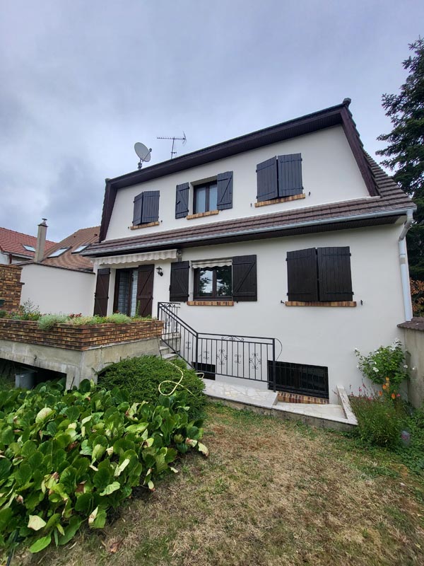 Maison lumineuse sur terrain paysage, ravalement armé