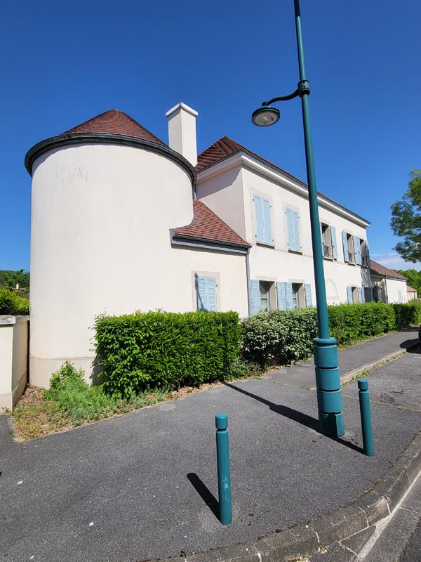 Maison contemporaine avec tour arrondie
