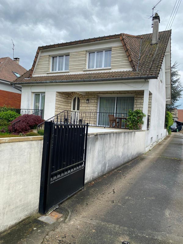 Pavillon blanc avec portail noir