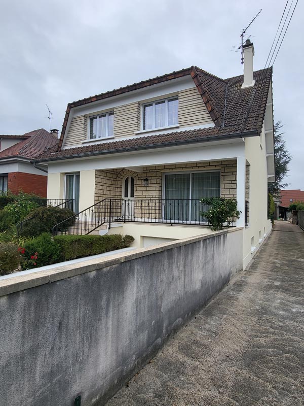 Pavillon blanc avec portail noir, ravalement armé