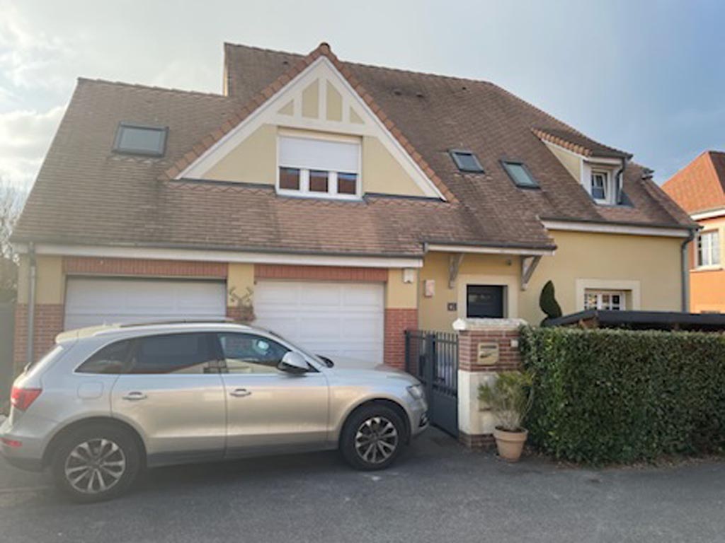 Maison avec garage double et lucarnes
