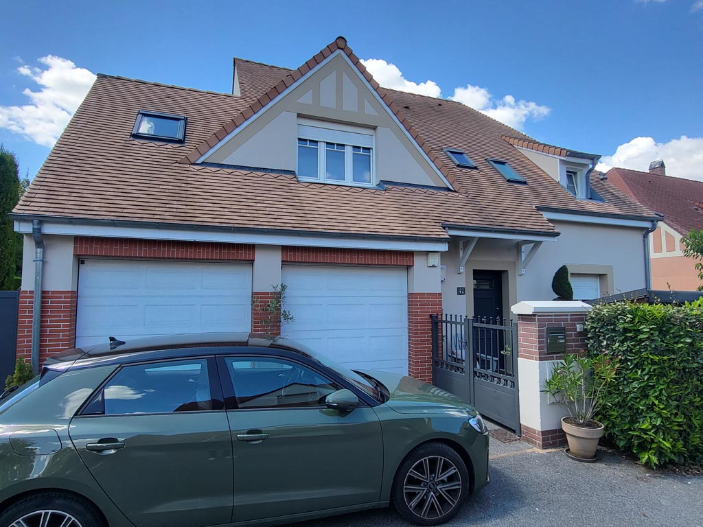 Maison avec garage double et lucarnes, ravalement armé
