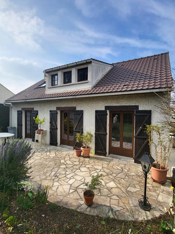 Façade avant ravalement à Quincy-Voisins