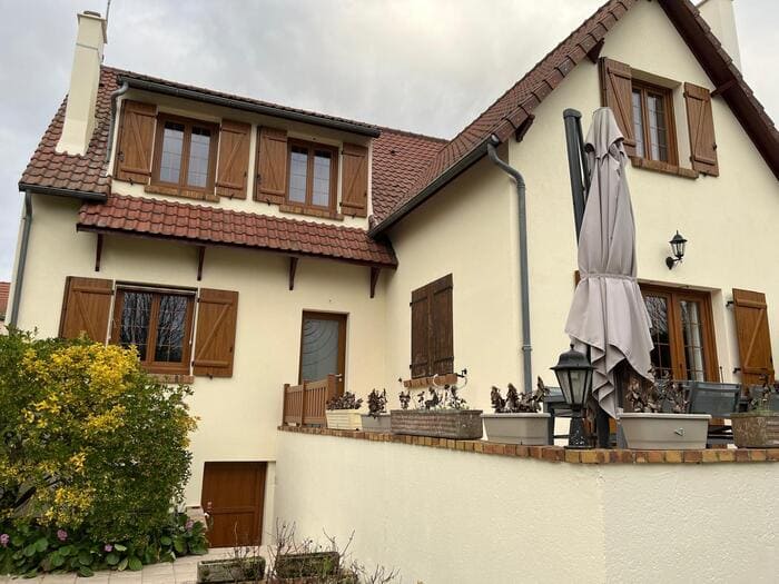 Ancienne maison avec volets en bois