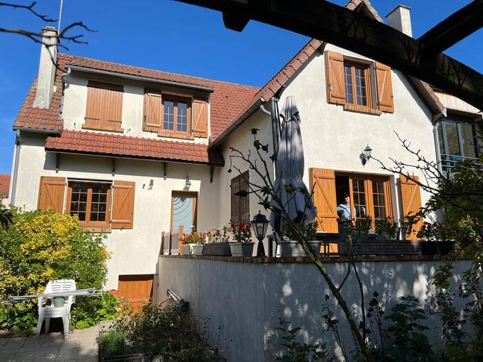 Maison avec terrasse ayant un parasol