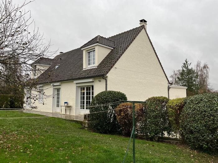 Maison de campagne avec une haie