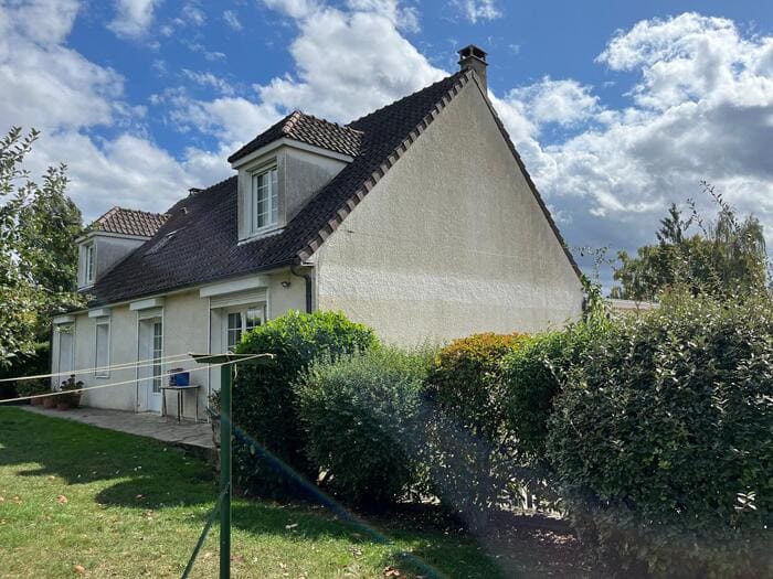 Maison de campagne avec toit marron