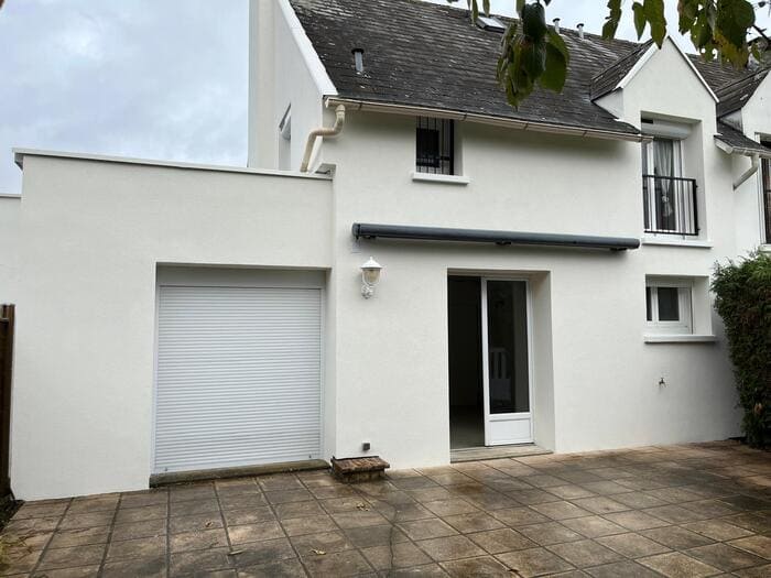 Maison avec porte fenêtre ouverte