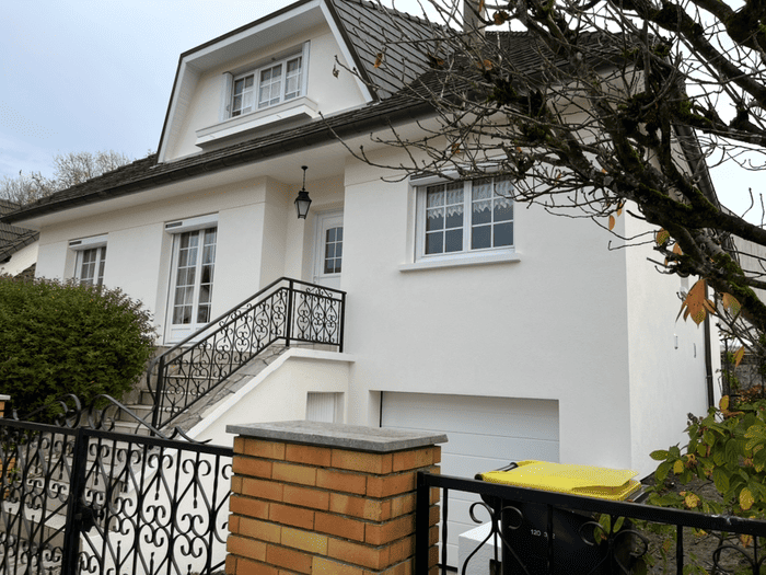 Maison blanche avec toitures noire