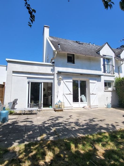 Maison blanche avec porte fenêtre