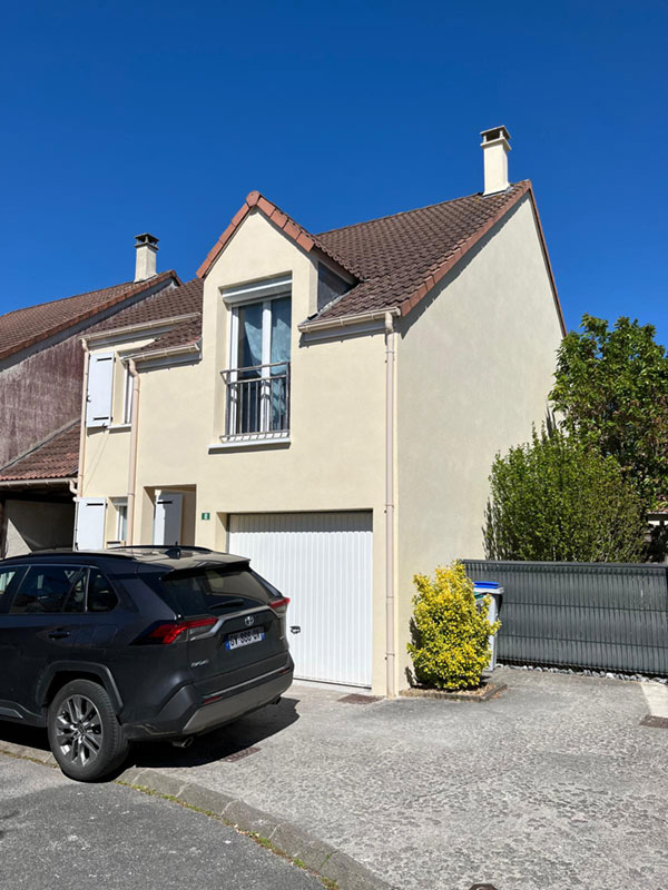 Vue de trois-quart des murs d'une maison après reprise