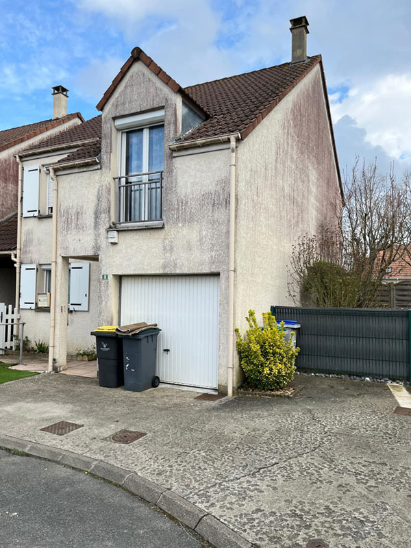 Vue de trois-quart des murs endommagés d'une maison