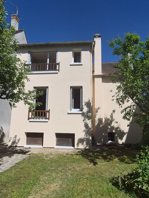 Vue d'un mur après ravalement en façade d'un maison