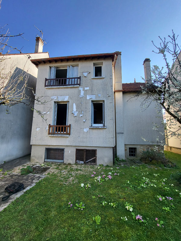 Vue d'un mur endommagé en façade d'un maison