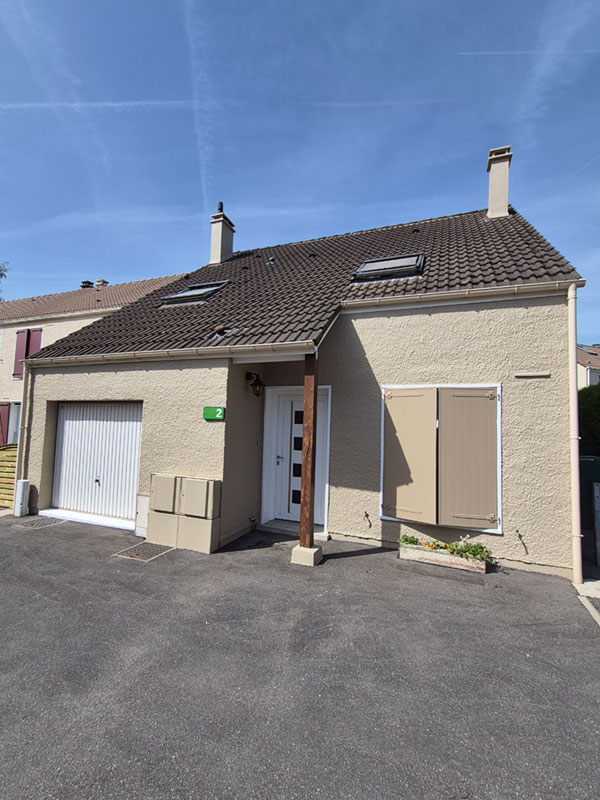 Façade maison avec porte de garage, porte d'entrée et fenêtre avec volets fermés