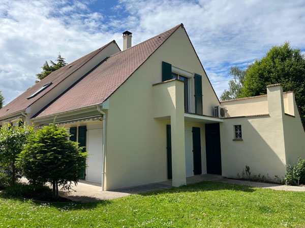 Maison avec vue sur un mur qui vient d'avoir un ravalement