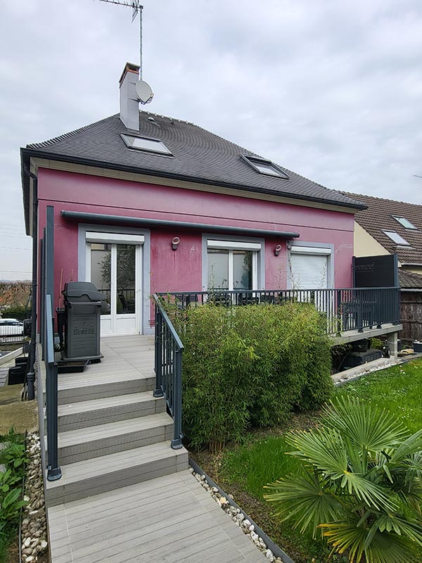 Façade de maison avec escalier avant ravalement armé