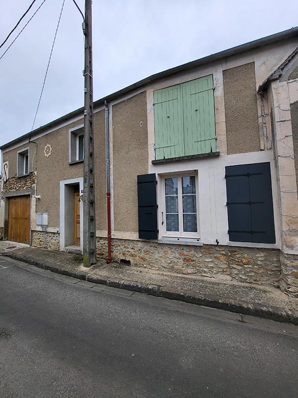 Façade d'une maison de bourg avant ravalement armé