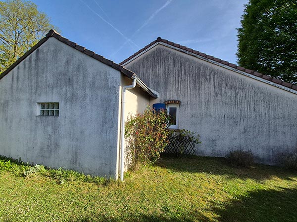 Vue de l'arrière d'une maison avant ravalement imperméabilité peinture