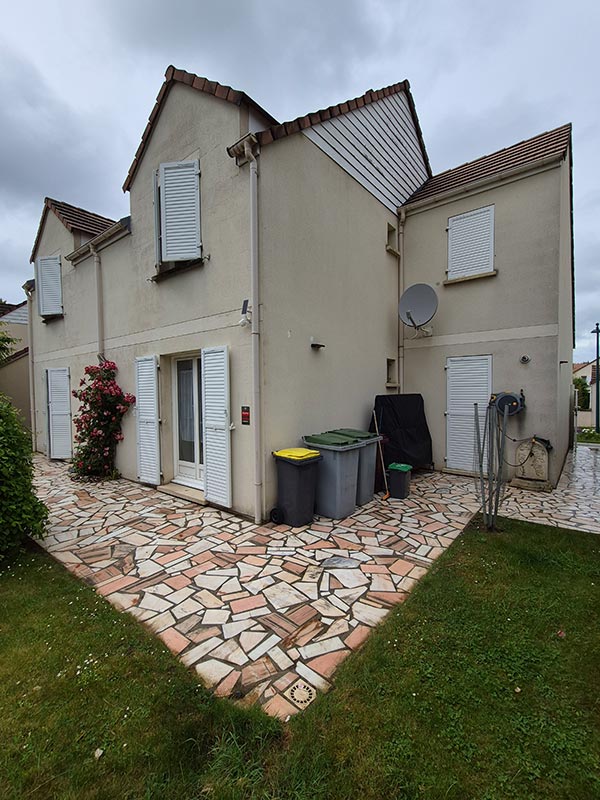 Vue de trois-quart d'une maison avant ravalement imperméabilité peinture