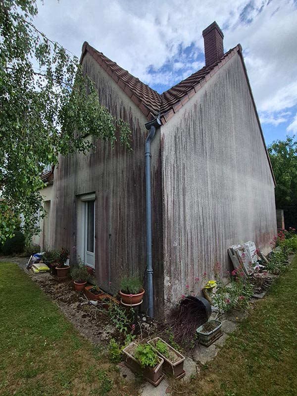 Angle d'une maison avant ravalement imperméabilité peinture