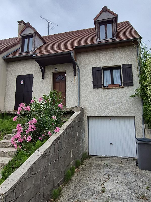Maison avec garage en sous-sol avant ravalement armé