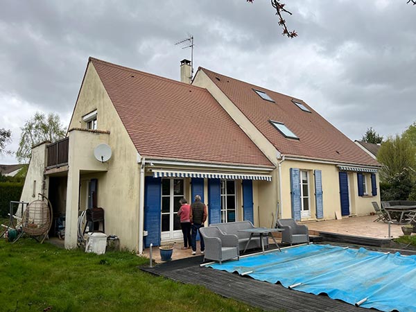 Maison avec piscine avant ravalement armé