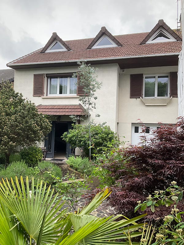 Façade de maison avec chiens-assis avant ravalement armé