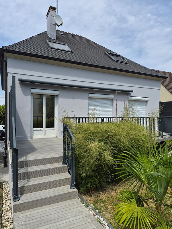 Façade de maison avec escalier après ravalement armé