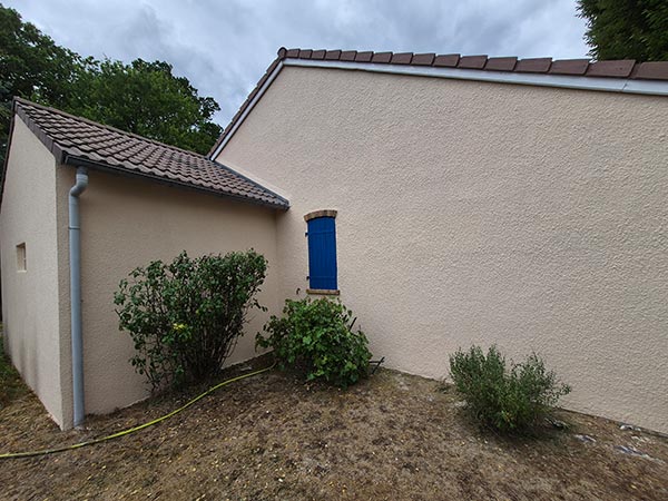 Vue de l'arrière d'une maison après ravalement imperméabilité peinture