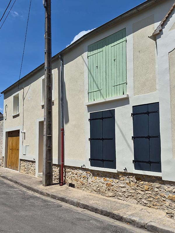 Façade d'une maison de bourg après ravalement armé