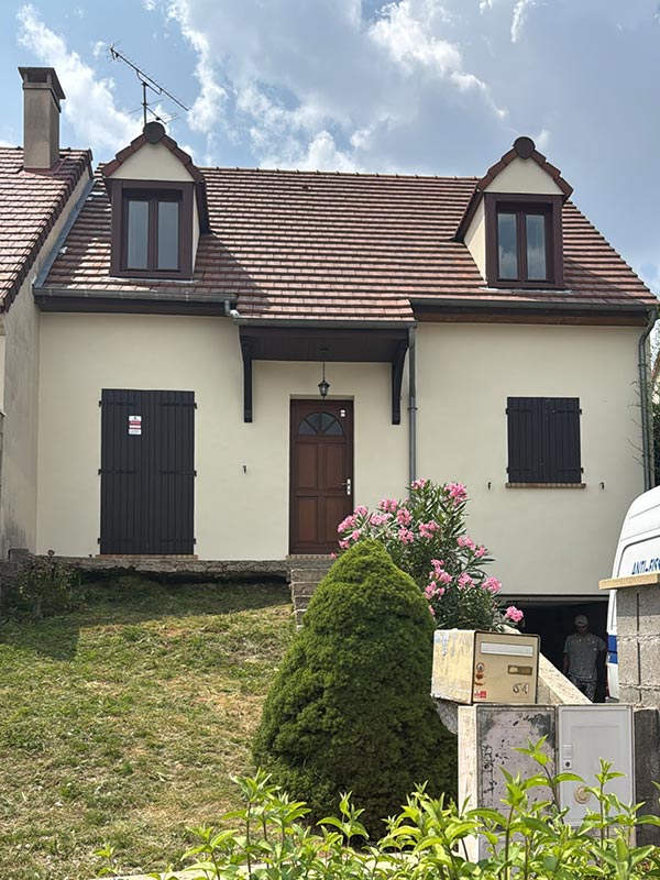 Maison avec garage en sous-sol après ravalement armé